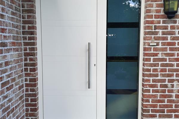 Aluminium voordeur met vleugeloverdekkend paneel